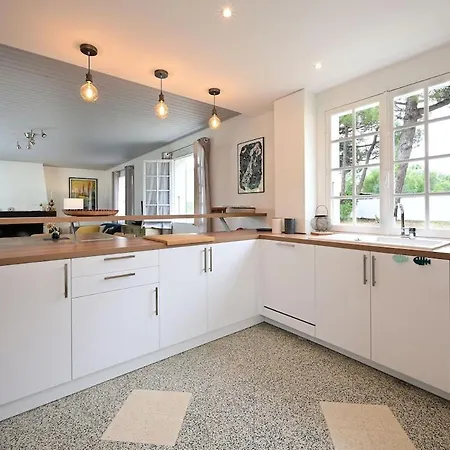 889 Les Fontaines Proche Villa *