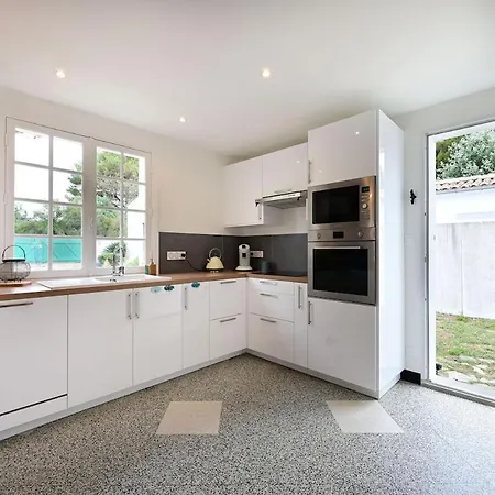 889 Les Fontaines Proche *