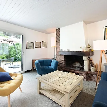 889 Les Fontaines Proche Villa