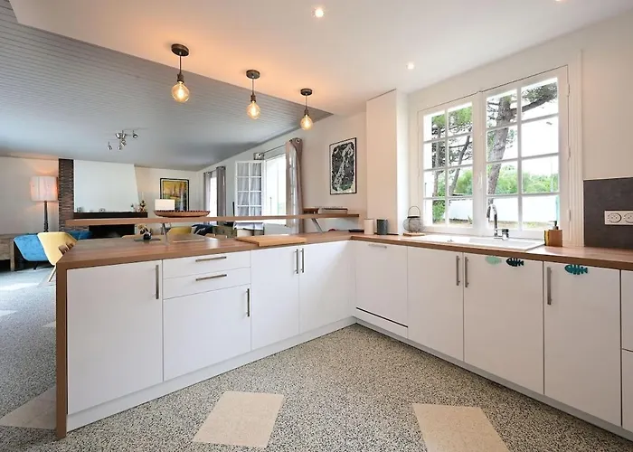 889 Les Fontaines Proche Villa *