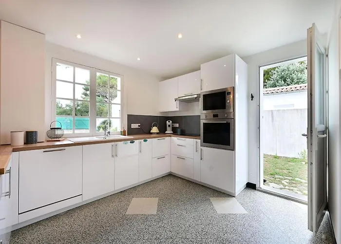 889 Les Fontaines Proche *