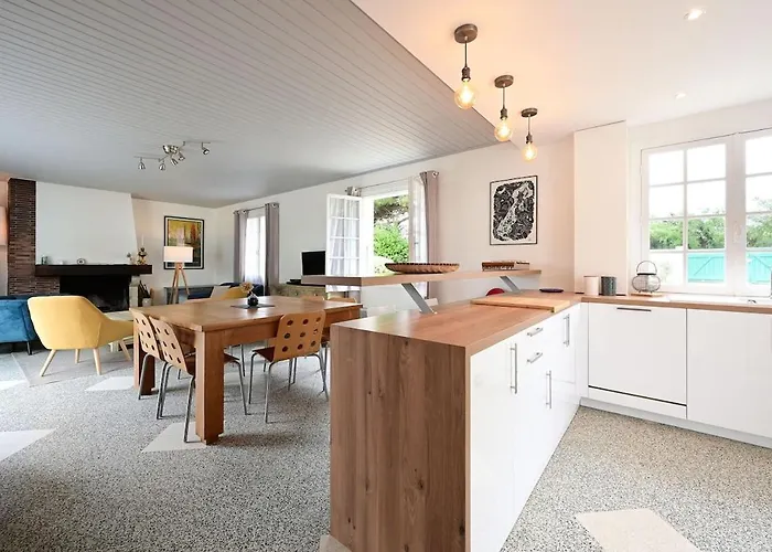 889 Les Fontaines Proche Villa *