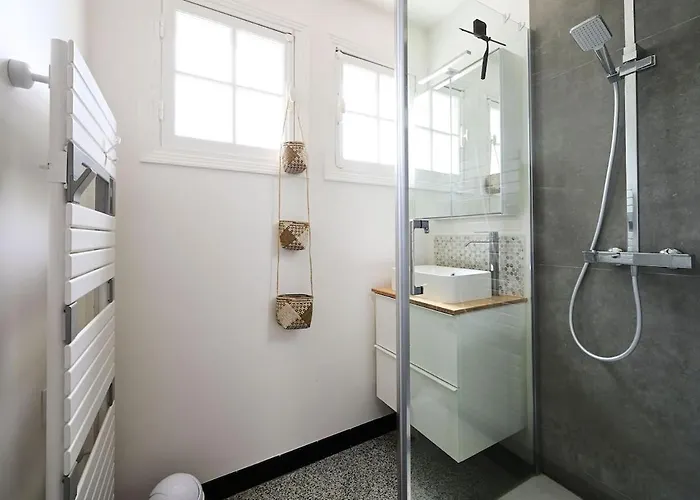 889 Les Fontaines Proche Villa